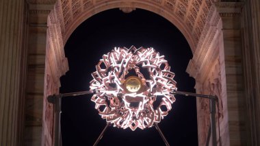 EUROPE, ITALY, MILAN - 02, 23, 2026: Milano 'daki Barış Kemeri, Olimpiyat Kazanı' na ev sahipliği yapmak için seçilen sembolik bir alandır.