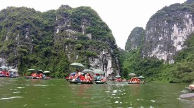 Asya, Vietnam, Trang An - 03, 04, 2026: Geleneksel tekneler, Ninh Binh yakınlarındaki turistik turistik turistik yerleri nehirde taşıyor