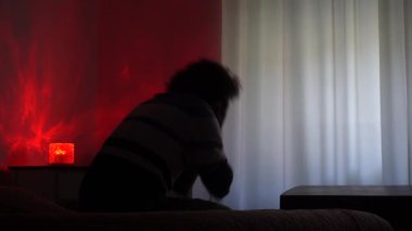 Depresyon ve erkek kişisel krizi - evde umutsuzluk ve panik atak ve kaygı - yalnızlık ve mali ve evlilik krizi