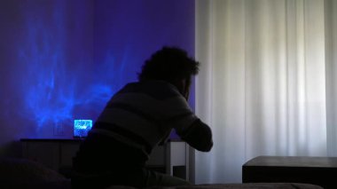 Depresyon ve erkek kişisel krizi - evde umutsuzluk ve panik atak ve kaygı - yalnızlık ve mali ve evlilik krizi