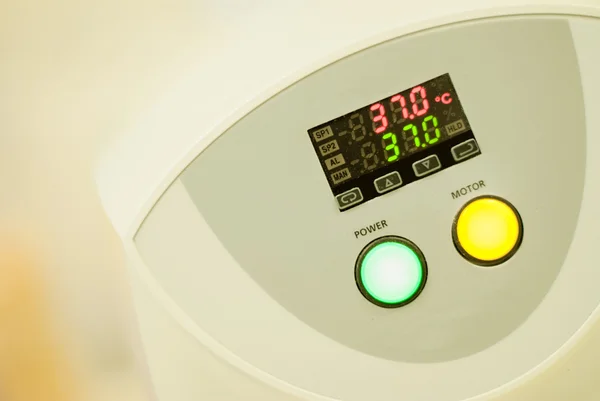 Blodet analyzer, med temperaturvakt och två stora knappar, medicinsk utrustning — Stockfoto