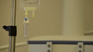 Montaj gerçek ameliyat odasında tıbbi ekipman ve İsrail acil serviste birkaç video derleme: hemşire ve farklı ameliyat odası IV çözüm infüzyonu ile arka yüzündeki LCD ekran ile