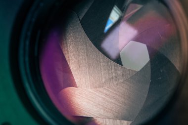 Kamera diyafram diyafram mor sarı parlama ve yansıma lens ile