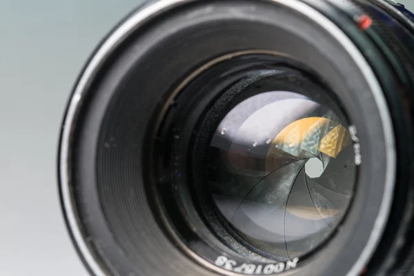 Kameraets membranåpning med bluss og refleksjon på linsen – stockfoto