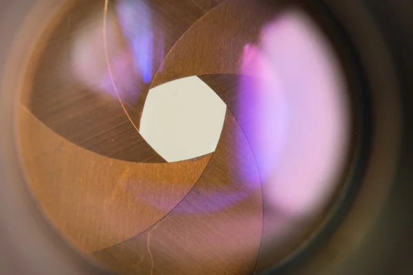 Apertura del diafragma de la cámara con destello y reflexión en la lente — Foto de Stock