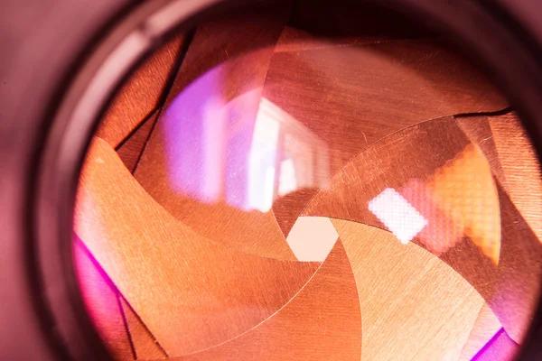 Apertura del diafragma de la cámara con destello y reflexión en la lente — Foto de Stock