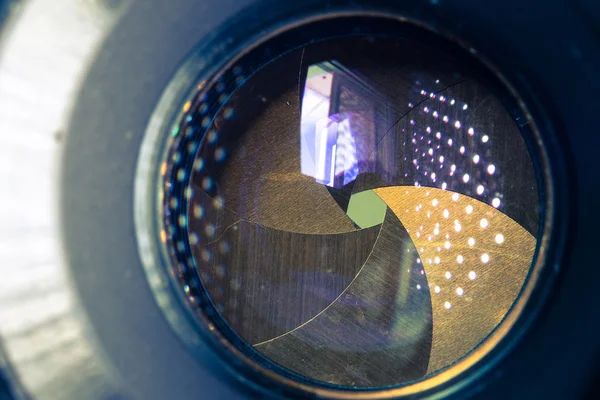 Apertur diafragma kamera dengan refleksi cahaya studion pada lensa — Stok Foto