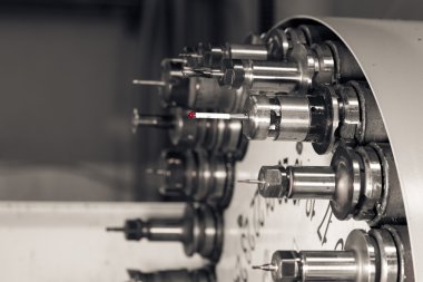 Cnc Torna Tesviye atölyesinde, araçlarıyla dönen kafa