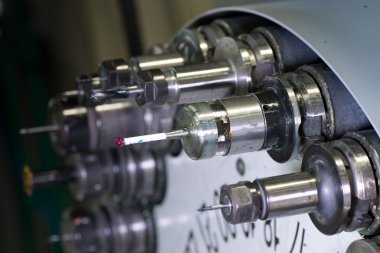 Cnc Torna Tesviye atölyesinde, araçlarıyla dönen kafa