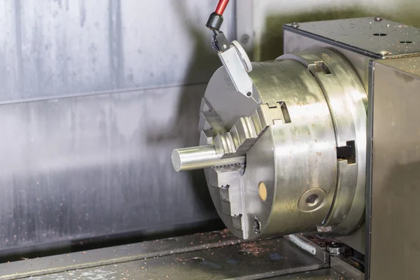 Dettaglio di fresatura sulla macchina CNC di taglio del metallo con tubo di materia prima metallica — Foto Stock