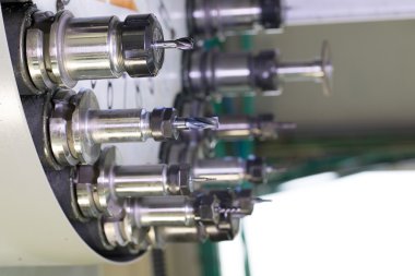 CNC endüstriyel metal işleri kesici alet otomatik torna değiştirici atlıkarınca üstünde delik.