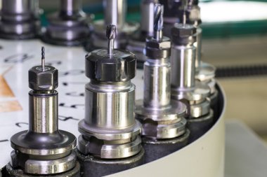 CNC endüstriyel metal işleri kesici alet otomatik torna değiştirici atlıkarınca üstünde delik.