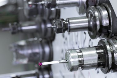 CNC endüstriyel metal işleri kesici alet otomatik torna değiştirici atlıkarınca üstünde delik.