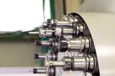 CNC endüstriyel metal işleri kesici alet otomatik torna değiştirici atlıkarınca üstünde delik.
