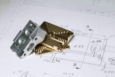 Hazır Cnc altın ve gümüş metal ayrıntılı ölçümleri ile teknik çizim kroki üzerinde 