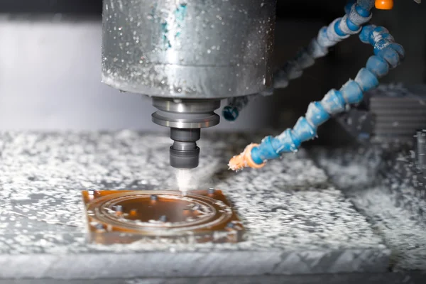 Máquina de perforación CNC en una planta moderna que hace detalle plástico — Foto de Stock