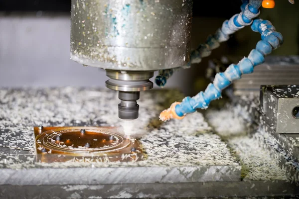 Máquina de perfuração CNC em uma planta moderna fazendo detalhes de plástico — Fotografia de Stock