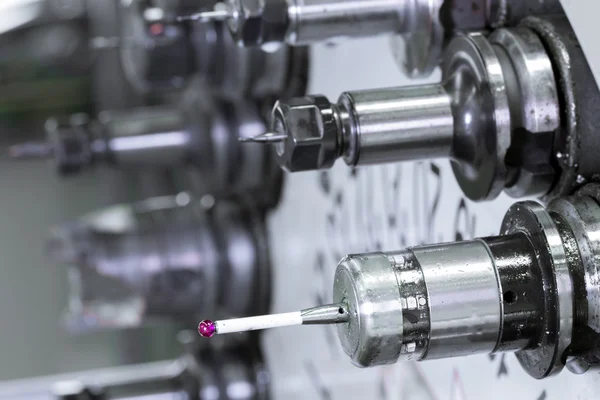 CNC промислових металевих роботі народила різального інструменту на автоматизований токарні changer карусель — стокове фото