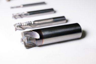 Beyaz arka plan üzerinde izole araçları CNC makine Geçişli ve freze matkap