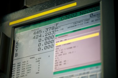 CNC makine monitörü göstermek çalışan program kodu ve sayı ile değiştirme parametreleri ile 