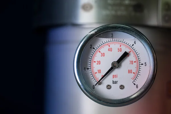 Manómetro medidor de presión turbo en tuberías planta de aceite con líquido en el interior —  Fotos de Stock