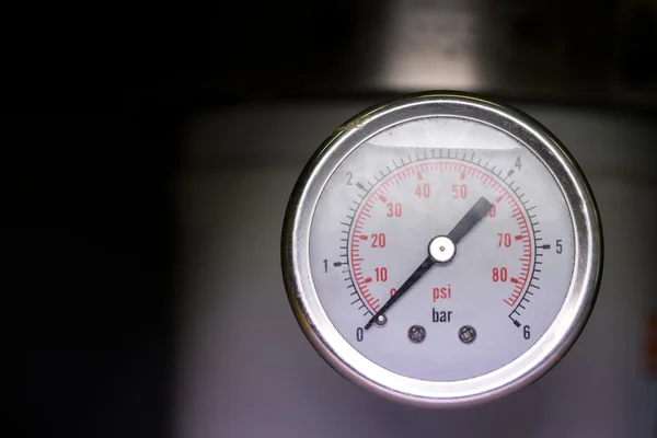 Manômetro medidor de pressão turbo em tubulações planta de óleo com líquido no interior — Fotografia de Stock