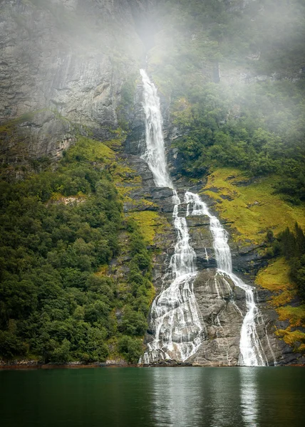 Norway, Geiranger fjord is famous for its waterfalls . — Stock Photo, Image