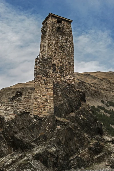 Georgië, eeuwenoude stenen wachttorens . — Stockfoto