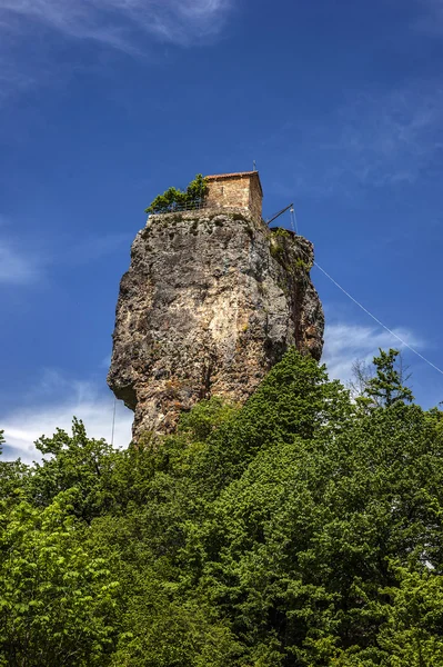 Georgia. Mosteiro do homem perto da aldeia de Katskhi  . — Fotografia de Stock
