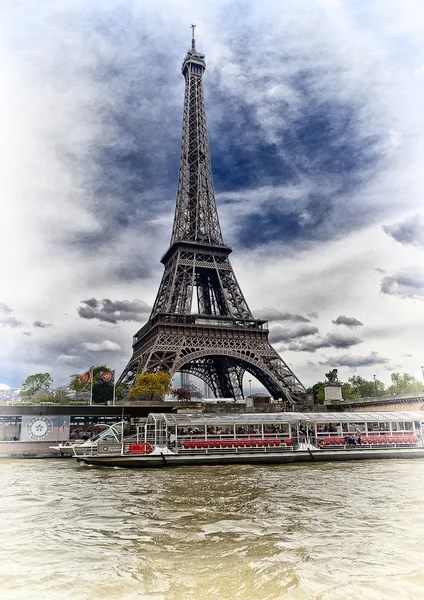 Paseo en barco por el Sena con vistas a la Torre Eiffel . — Foto de Stock