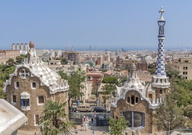 İspanya. Barcelona ve Parc Guel mimar Antonio Gaudi Akdeniz denizden görünümünü. İspanya, Katalonya, Barcelona. Parc Guel. Gözlem güverte şehir manzarası.