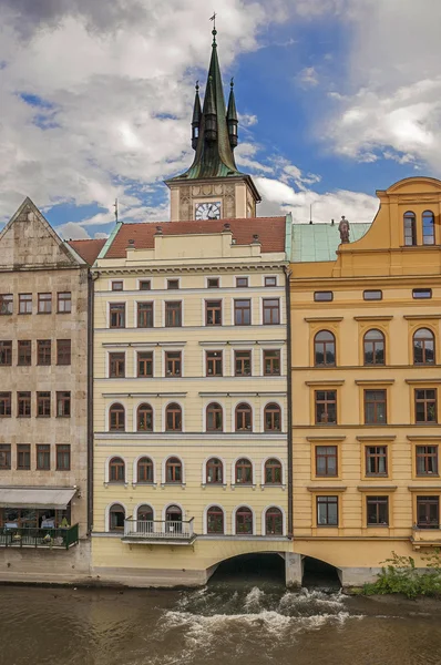 Buildings built over river in Prague — Stock Photo, Image