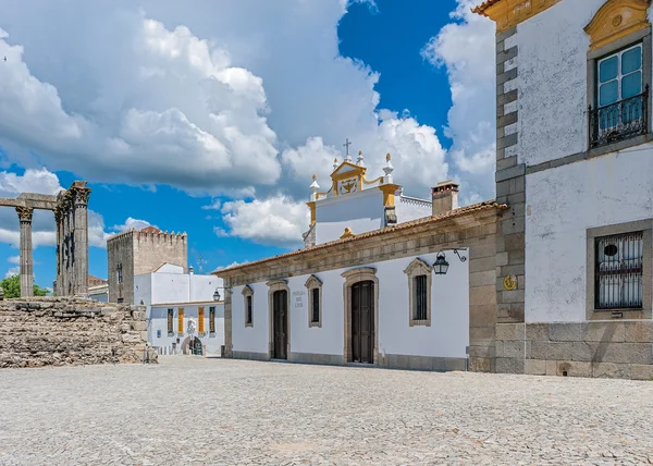 Portugal, Evora, klooster Loyush en Romeinse tempel godin Diana — Stockfoto