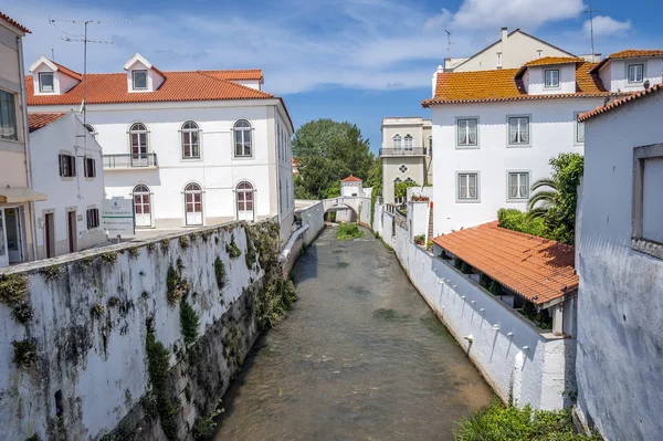 Portugalia, Alcobasa. Mieszkaniowe domków nad brzegiem rzeki — Zdjęcie stockowe