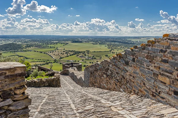 Middeleeuwse verharde wild stenen weg naar het fort en de stad Mon — Stockfoto