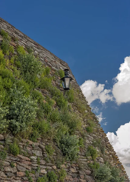 Portugalsko, Monsaraz. Středověký hrad zeď z hrubého kamene — Stock fotografie