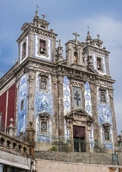 Azulezhu azulejos en la fachada de la iglesia de San Ildefonso  . — Foto de Stock