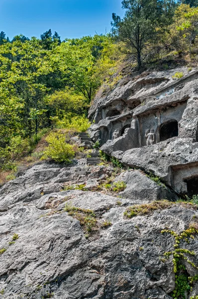 Meer dan 2.000 grotten met boeddhabeelden van verschillende grootte. — Stockfoto