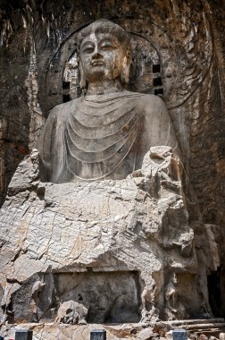 Luoyang. Buda heykeli on yedi metre yükseklikte.