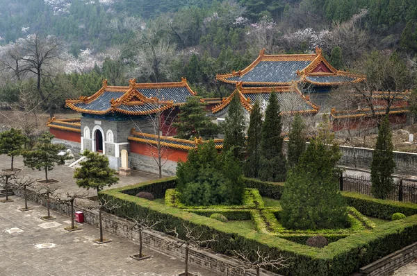 Çin, Pekin. Kalenin girişine yakın inşa edilen tapınak . — Stok fotoğraf