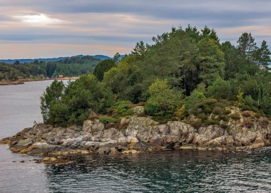 Bergen, Norveç Fiyordu kayalık ada. 