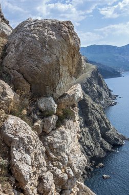  Balaklava yakınındaki denize snap kayalar.