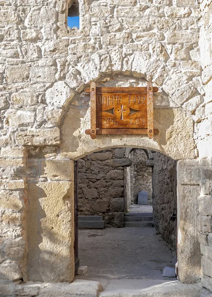 Entrada a la sala de estar del convento Surb Khach en Crimea . — Foto de Stock