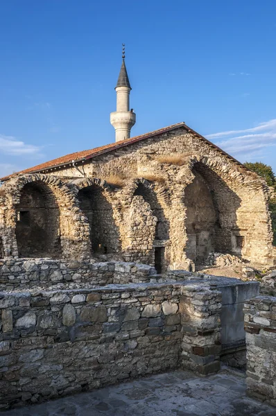 Chán Uzbek mešitu a zřícenina budovy přiléhající k to ma — Stock fotografie