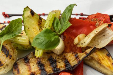 Lezzetli, parlak, doğal, rengarenk sebzeler, patlıcan, soğan, fesleğen, domates, sarımsak