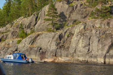 Ağaçlar, bitkiler, çimenler, kayalar, gölet, nehir, ada ile güzel bir manzara Yazın çevre dostu bir yerde, Karelia, Rusya ve giden bir tekne