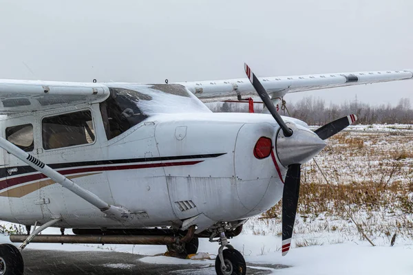 Kleinflugzeug Mit Propeller Auf Dem Flugplatz Flughafen Winter Schnee — Stockfoto