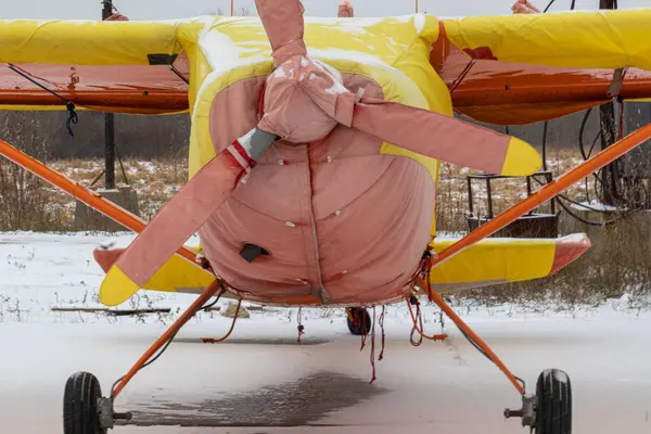 Kleinflugzeug Mit Propeller Auf Dem Flugplatz Flughafen Winter Schnee — Stockfoto