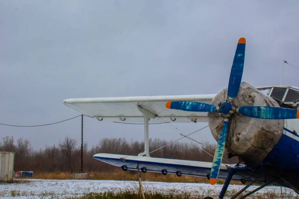 Starý Ročník Letadlo Malou Vrtulí Letišti Letiště Sněhu Zimě — Stock fotografie
