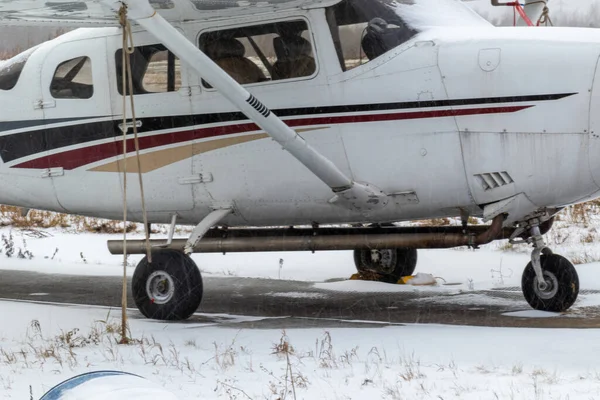 Kleinflugzeug Mit Propeller Auf Dem Flugplatz Flughafen Winter Schnee — Stockfoto